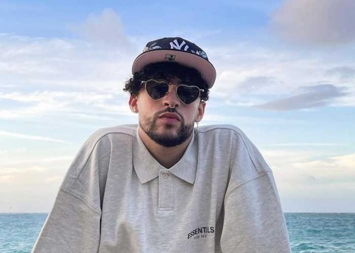 Esta fue la reacción de Bad Bunny luego de le arrojaran un celular