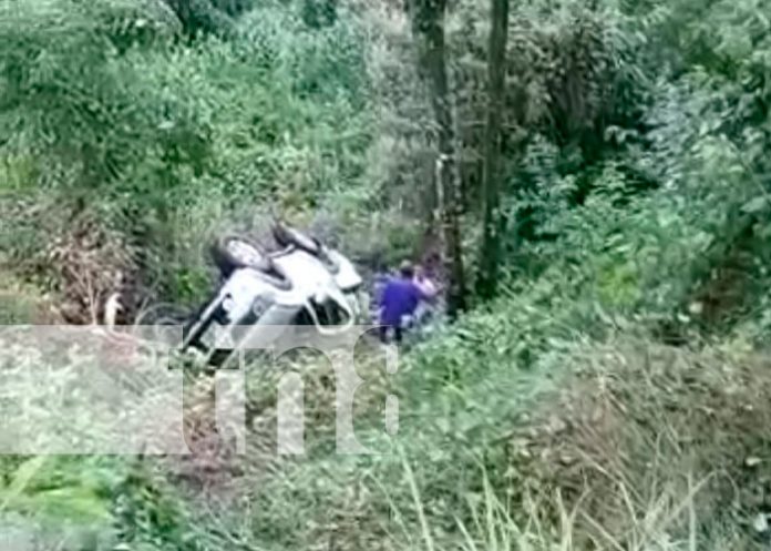 Camioneta se precipita a un abismo y deja dos lesionados en Matiguás