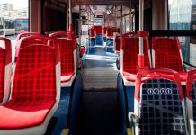 ¡Degenerado! Se masturba ante turistas en el transporte público de España Se masturba ante turistas en el transporte público de España