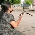 ¡Me va a dar un infarto! Agarra a "fajazo limpio" a sus hijos por tatuarse en México