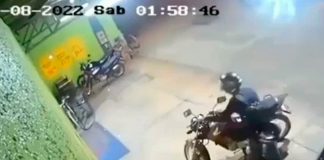 ¡Qué bruto póngale cero! Sujeto roba en Brasil y tira el dinero por accidente