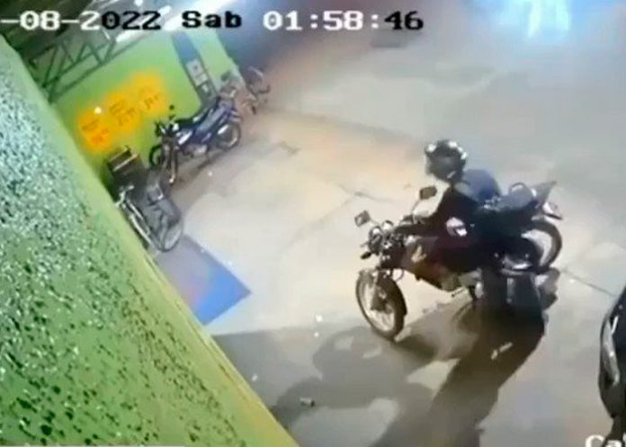 ¡Qué bruto póngale cero! Sujeto roba en Brasil y tira el dinero por accidente