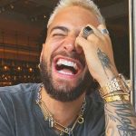 En un jacuzzi, Maluma presume su torso a fanáticos