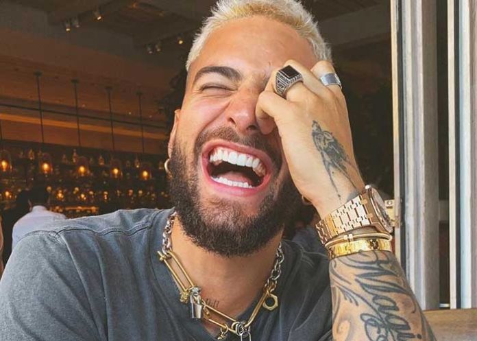 En un jacuzzi, Maluma presume su torso a fanáticos