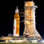 Cohete de la NASA listo en plataforma para su primera prueba de vuelo Cohete de la NASA listo en plataforma para su primera prueba de vuelo