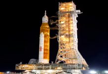 Cohete de la NASA listo en plataforma para su primera prueba de vuelo Cohete de la NASA listo en plataforma para su primera prueba de vuelo