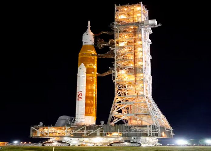 Cohete de la NASA listo en plataforma para su primera prueba de vuelo