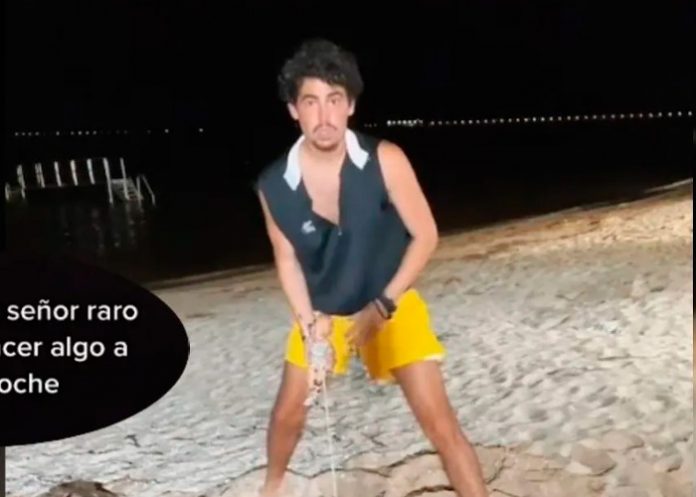 Desentierra una brujería de la arena y el aterrador hallazgo es viral en TikTok