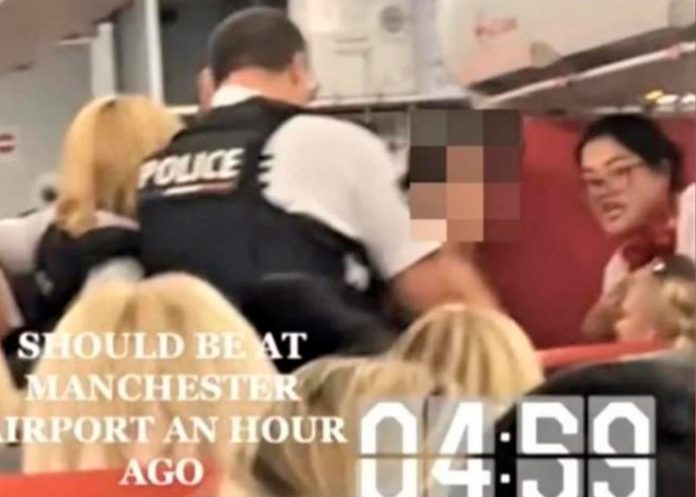 Mujer semidesnuda crea pánico en avión al decir que lleva explosivos