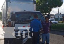 Comerciante entre la vida y la muerte tras colisionar contra un camión en Managua