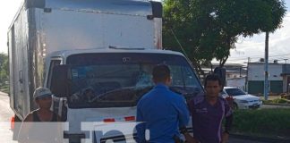 Comerciante entre la vida y la muerte tras colisionar contra un camión en Managua