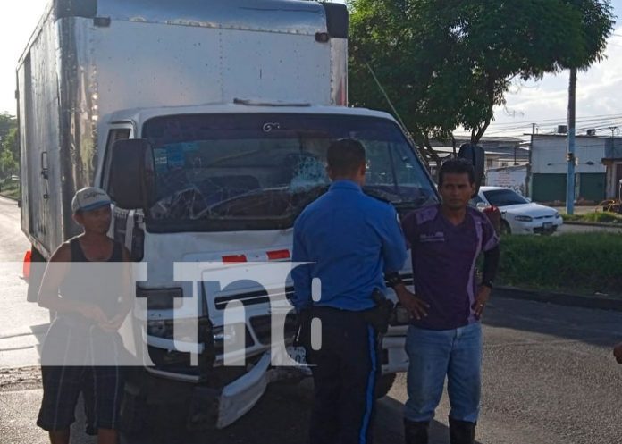 Comerciante entre la vida y la muerte tras colisionar contra un camión en Managua