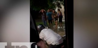 Motociclista se salva de ser arrastrado por las fuertes corrientes en Carazo
