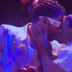 ¿Se pasó? Bad Bunny "besuquea" a bailarín en los MTV VMAs