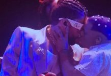 ¿Se pasó? Bad Bunny "besuquea" a bailarín en los MTV VMAs