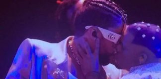 ¿Se pasó? Bad Bunny "besuquea" a bailarín en los MTV VMAs