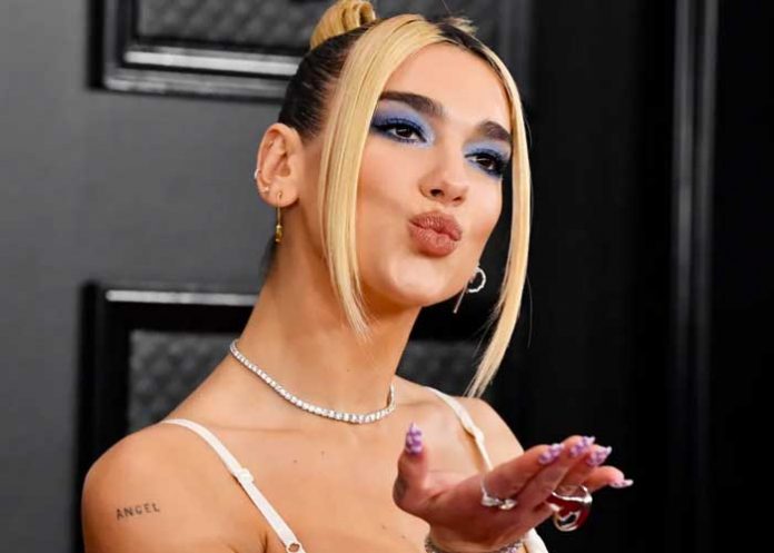 Dua Lipa prende redes sociales al realizar yoga con pequeño bikini