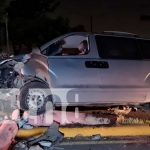 Managua: Se estrella contra semáforo, bota un poste y vive para contarlo Managua: Se estrella contra semáforo, bota un poste a su paso y vive para contarlo