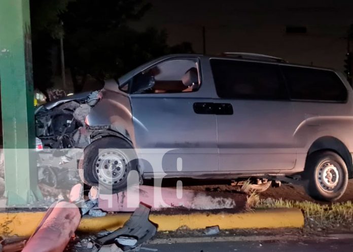 Managua: Se estrella contra semáforo, bota un poste a su paso y vive para contarlo
