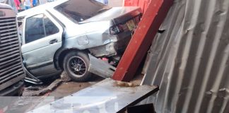 Furgón y carro se estrellan contra un taller en Estelí