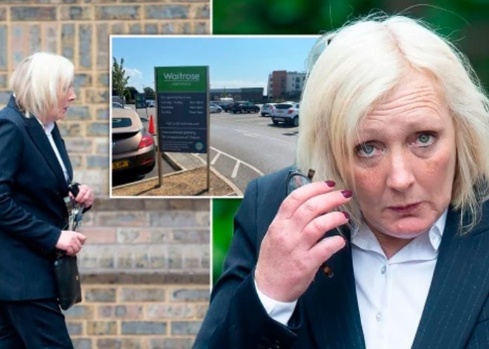 3 Empresaria se masturba semidesnuda en un banco