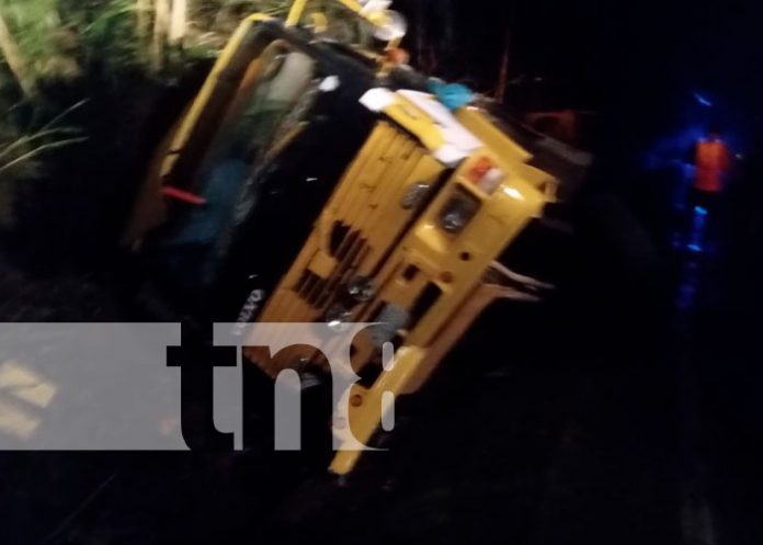 Camión con semoviente se vuelca en la Carretera Río Blanco-Matiguás