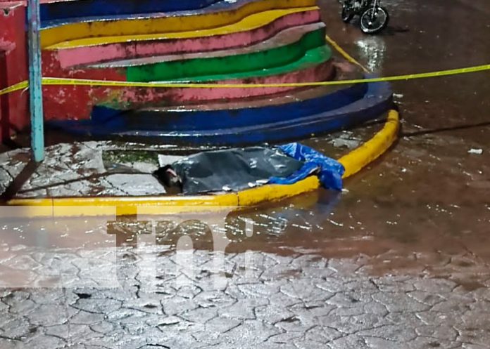 Anciano pierde la vida tras caer de las gradas del parque de Niquinohomo