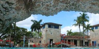 EEUU: Degenerada mujer arrestada por mostrar senos a niños en piscina