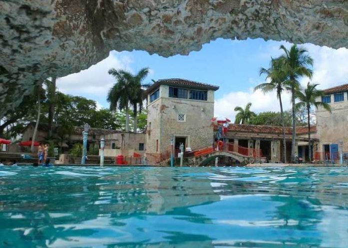 EEUU: Degenerada mujer arrestada por mostrar senos a niños en piscina