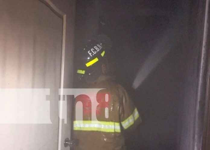 Fuertes llamas consumen todo en la segunda planta de una vivienda en Estelí