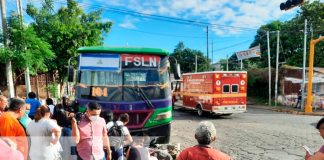 Busero se tira luz roja de semáforo e impacta a motociclista en Managua