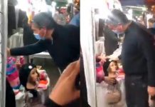 Político argentino besa a maniquí pensando que era un niño Político argentino besa a maniquí pensando que era un niño