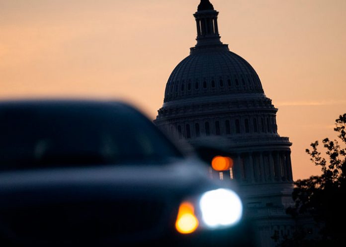 4 ¡Hombre incendia su carro y maneja hasta el capitolio de Estados Unidos