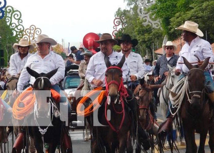 .5 Desde la Avenida de Bolívar a Chávez, Managua sale el desfile hípico