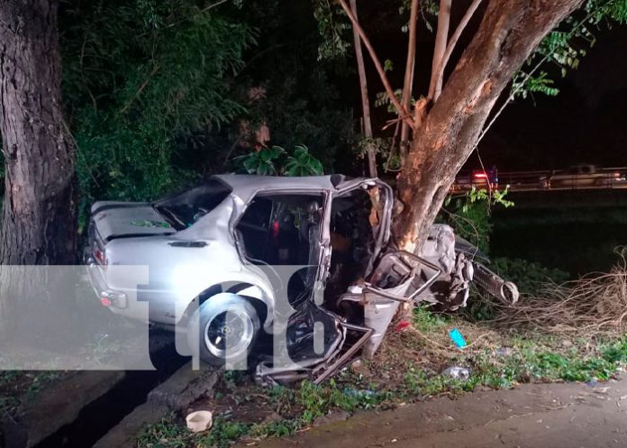 Violento accidente en Managua deja un prensado y dos lesionados