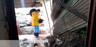 Alud de tierra sorprende a una familia en Managua
