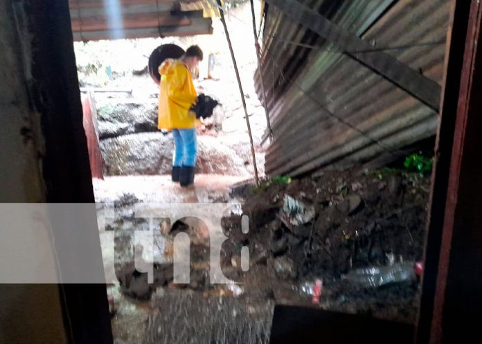 Alud de tierra sorprende a una familia en Managua