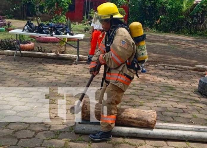 BOMBEROS-4 Bomberos capacitados para prestar servicios en nuevas estaciones