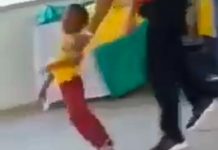 «Desgraciada» Maestra golpeó a niño que por nervios olvidó la canción "Indignante" Maestra se volvió viral en redes sociales