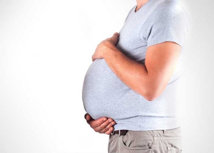 Polémica por una campaña de un hombre transgénero embarazado en Francia