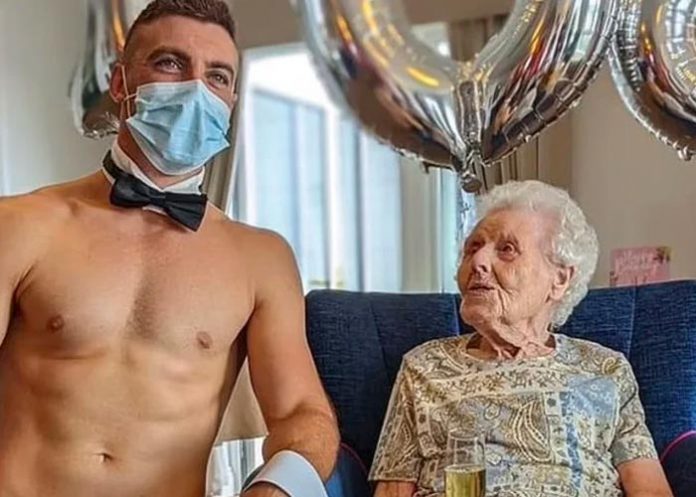 La centenaria recibió más de 200 tarjetas de Reino Unido