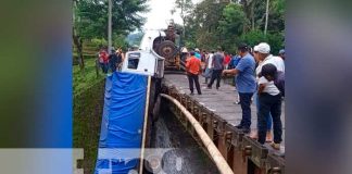 Vivo de milagro camionero tras precipitarse en un puente en El Cuá