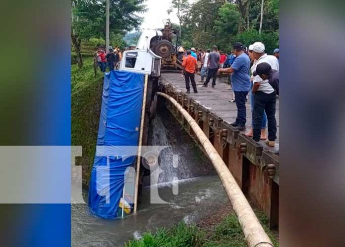 Vivo de milagro camionero tras precipitarse en un puente en El Cuá