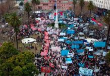 Realizan multitudinaria marcha ante prolongada crisis financiera en Argentina