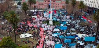 Realizan multitudinaria marcha ante prolongada crisis financiera en Argentina