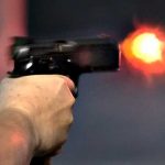 Persona disparando un arma