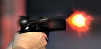Persona disparando un arma