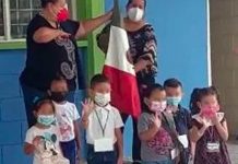 ¡La inocencia era hermosa! Pequeños se equivocan al saludar a la Bandera Maestras piden saludar a la Bandera