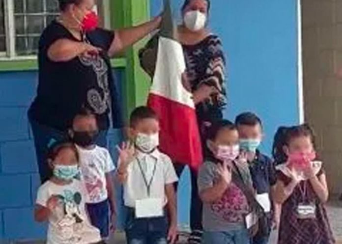 bandera1 Maestras piden saludar a la Bandera