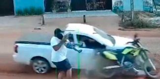 Padre salva a su hijo de ser arrollado por camioneta en Brasil (Video)